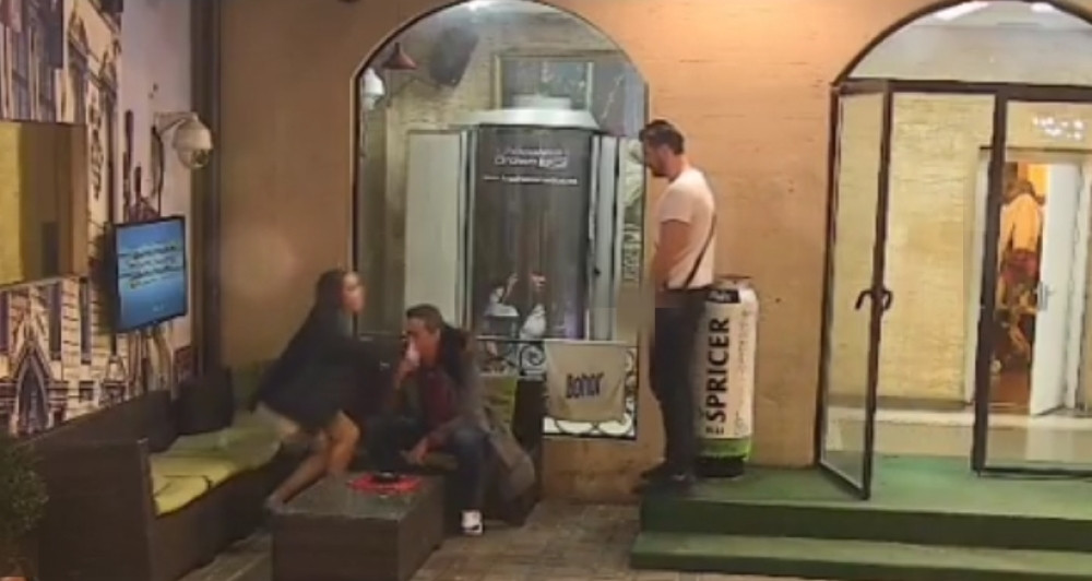 Dok je Požgaj pričao sa suprugom, on im je prišao sa leđa IZVADIO POLNI ORGAN i počeo da urinira! (VIDEO)