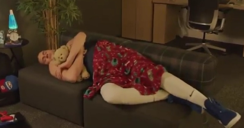 Navijači u šoku, Jokić uhvaćen na spavanju sa MEDOM U NARUČJU! (VIDEO)