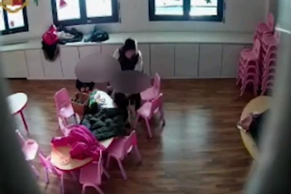 Vaspitačice vuku decu i udaraju ih štapom! Njihovo objašnjenje za to je posebno sramotno! (UZNEMIRUJUĆI VIDEO)
