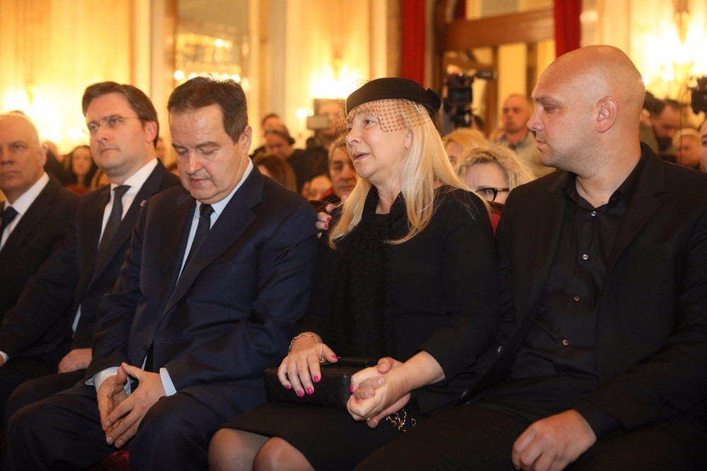 Najpotresnija scena sa Šaulićeve komemoracije: Šabanova udovica jedva sedi, jeca i sve vreme sina drži za ruku! (FOTO)