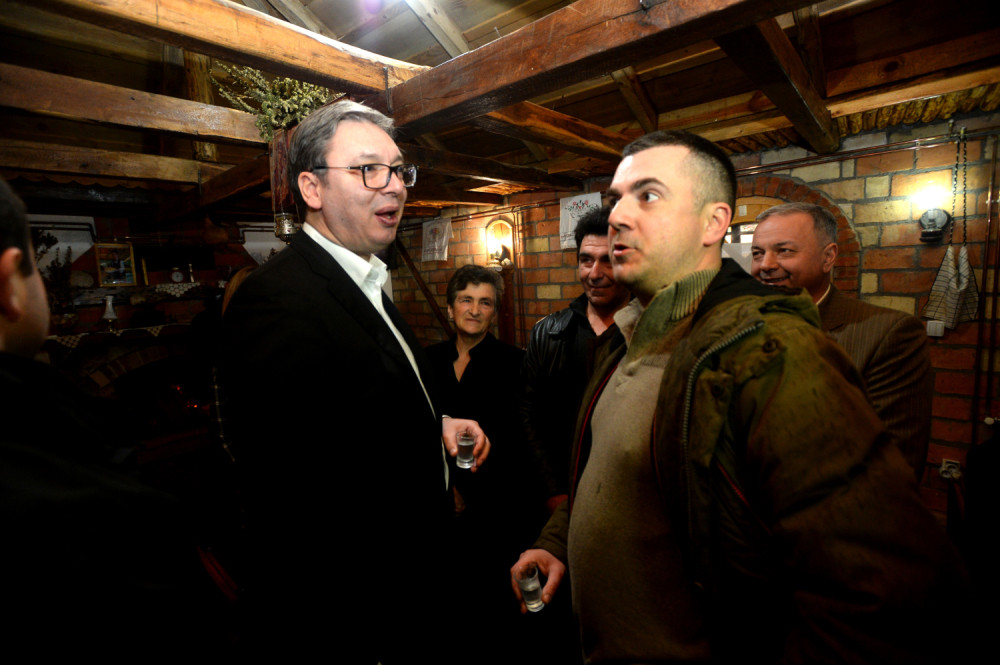 Predsednik posetio etno selo "Bogut", a tamo ga dočekala prava gozba (FOTO)