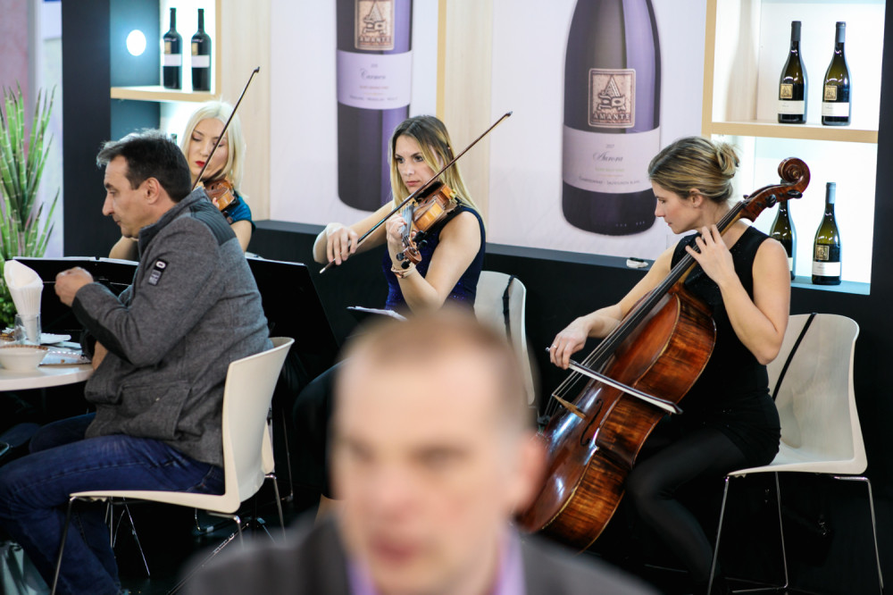 Nesvakidašnja slika na Sajmu turizma: Gudački trio oduševio sve koji su došli da probaju premijum vina „Amante"