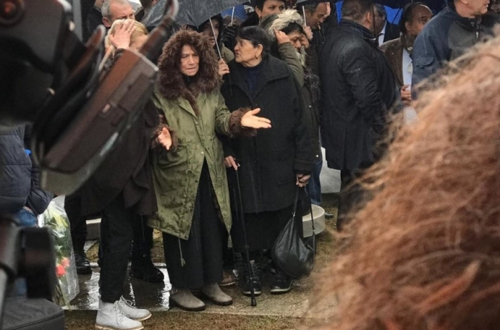 Jecaji sestara paraju nebo: Bato moj, hoćeš li ovde da budeš?! (VIDEO)