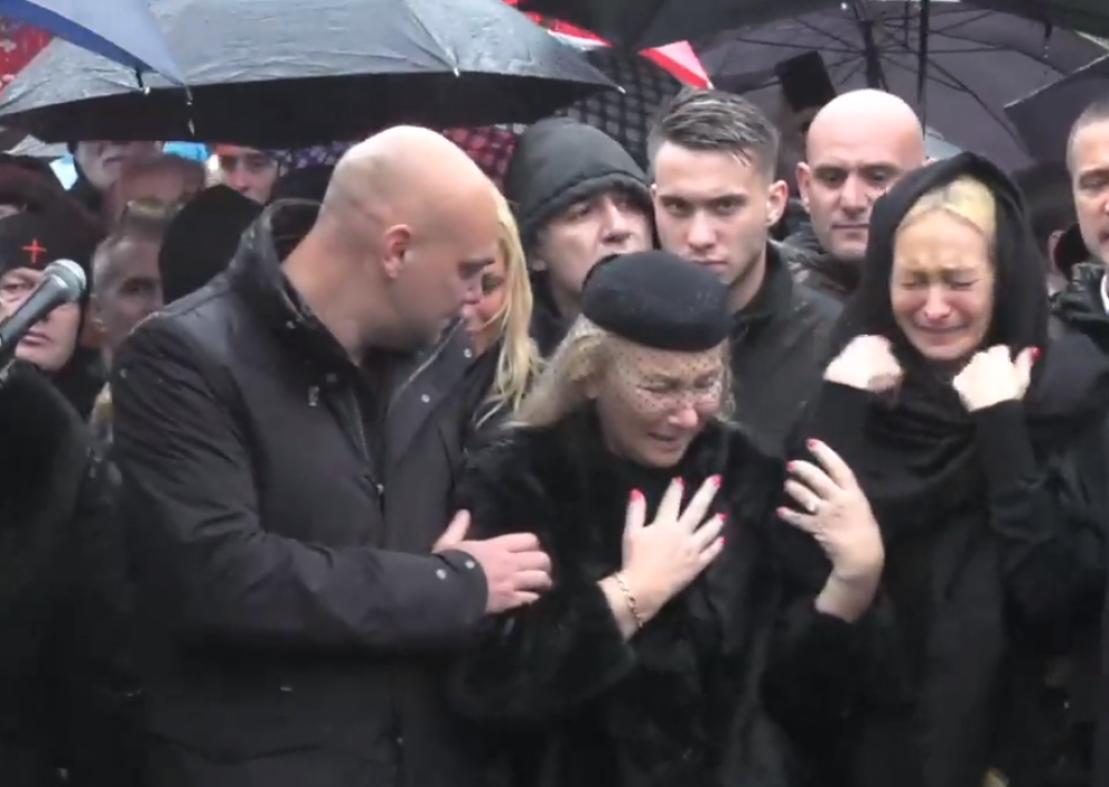 Gordana neutešno JECALA nad sandukom! Spustili kralja u raku, a njegova ćerka je za kraj uradila OVO!