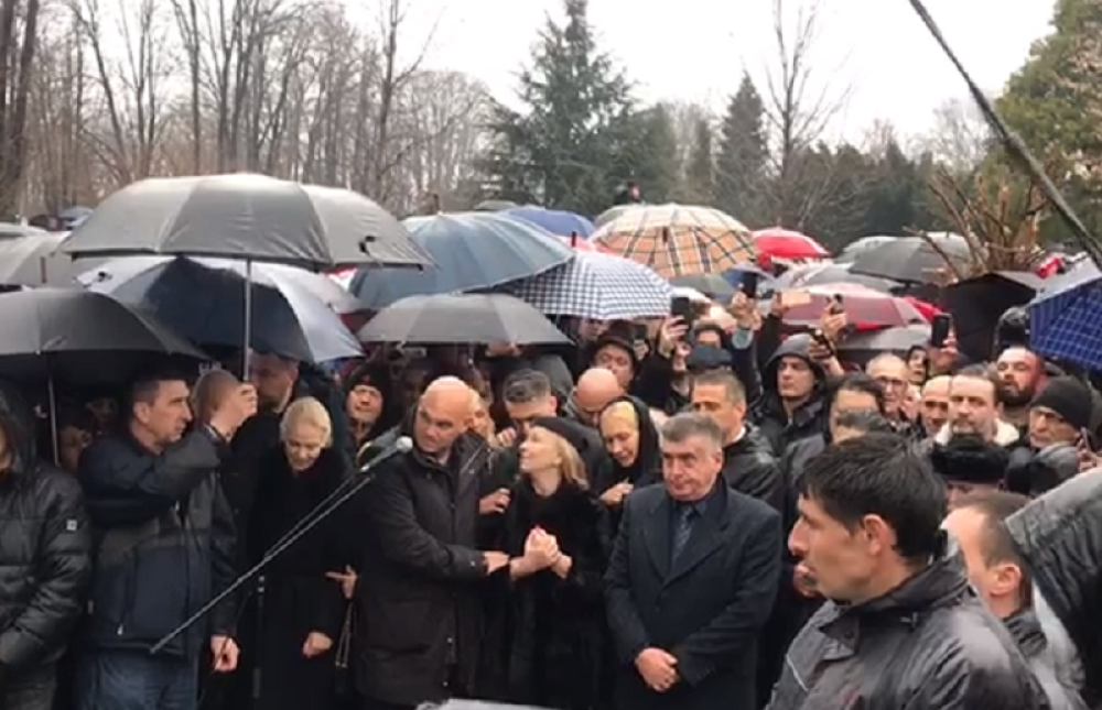 Govor sina Mihajla na Šabanovoj sahrani: Skupio snagu i obratio se svima! (VIDEO)