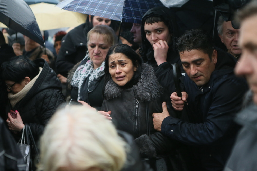 Pevačica nije izdržala bol, PALA NA KOLENA ispred Šabanovog kovčega!