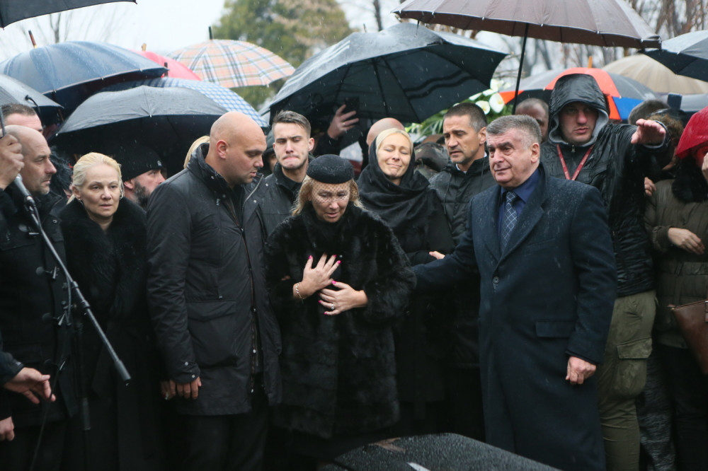 Evo zašto baš ONA nije došla na Šabanovu sahranu!