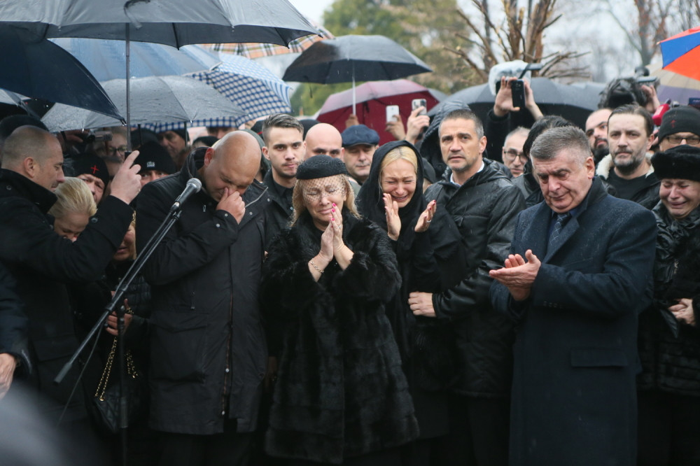 NAJPOTRESNIJE SCENE sa sahrane Šabana Šaulića koje će vam naterati suze na oči (GALERIJA)