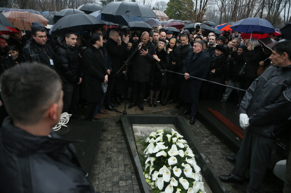 Evo zašto su na komemoraciji i Šabanovom sanduku bile položene BELE KALE, a ne neko drugo cveće!