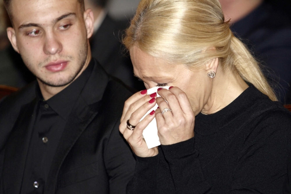 Sanela odala počast ocu: Spustila ovo u raku pa zajecala i pokrivala lice rukama! (FOTO)