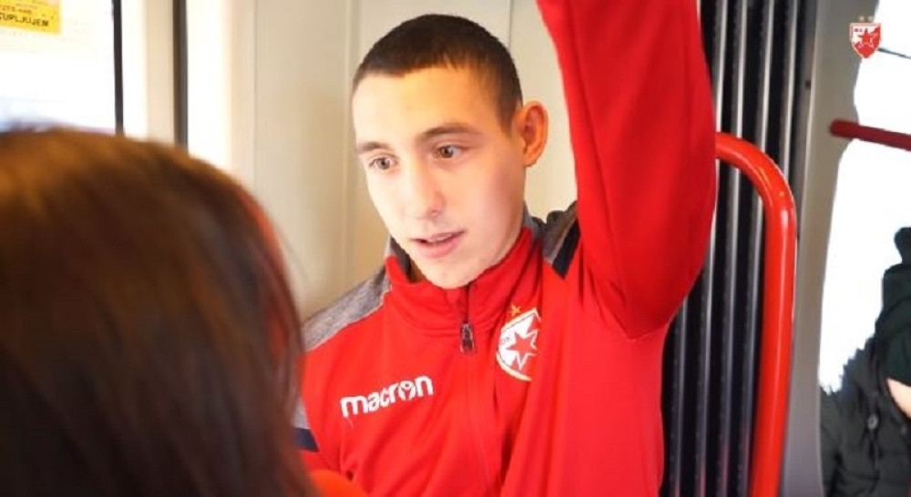 "Delije" oduševljene, pogledajte SLAVUJA IZ SLOVAČKE, Jirka peva Zvezdinu pesmu! (VIDEO)