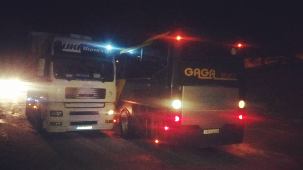 Jezivo:U sudaru kamiona i autobusa povređeno najmanje 15 ljudi! (VIDEO)