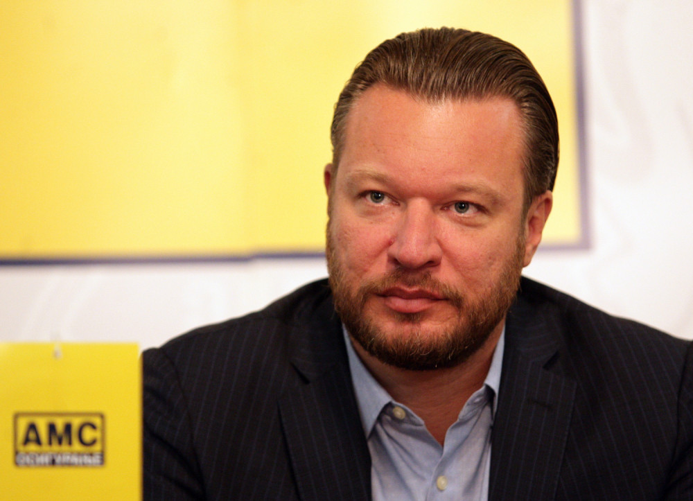 Đurđev je besan otišao kod Butulije i zahtevao da mu odmah podeli članske karte. Posle njegovih reči izvadio je pištolj i pucao!