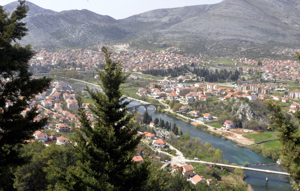 Hercegovci izabrali kneza! Mnogo liči na jednog srpskog političara, čak imaju isto prezime! (VIDEO)