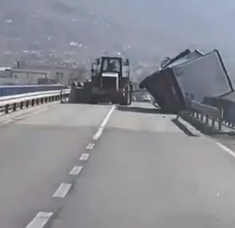 Na ovoj deonici kamioni se prevrću kao igračke! PAZITE KAKO VOZITE! (VIDEO)