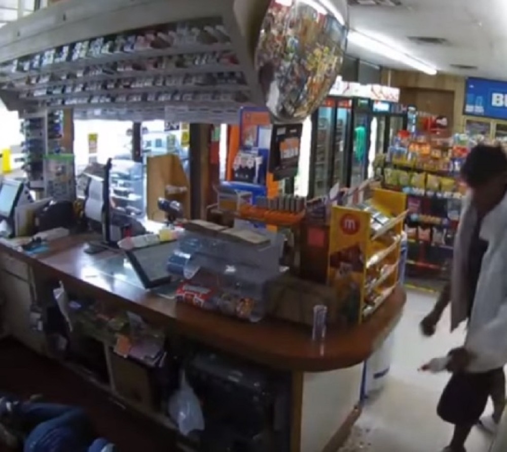 Monstrum ugurao ženu u radnju posle pljačke, vezao je i živu je zapalio! Počela da vrišti od bolova, a onda... (VIDEO 18+)