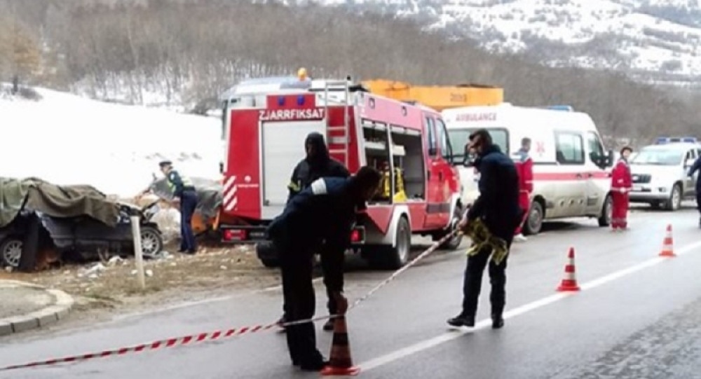 Automobilom se zakucali u kamion koji je čistio sneg! STRADALI NA LICU MESTA