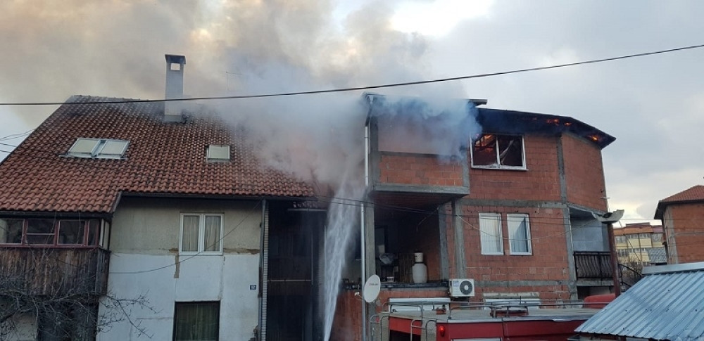Gori zgrada u Novom Pazaru, vatrogasci pokušavaju da spasu šta se spasiti može (FOTO)