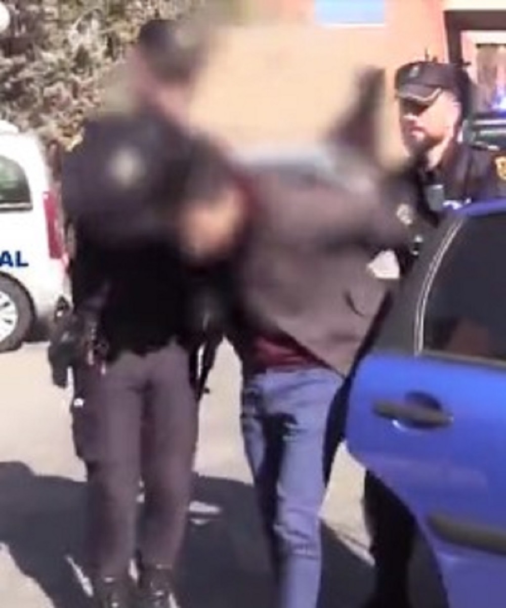 Sin (26) ubio majku, iseckao je na komade, stavio u zamrzivač i njenim delovima tela hranio pse