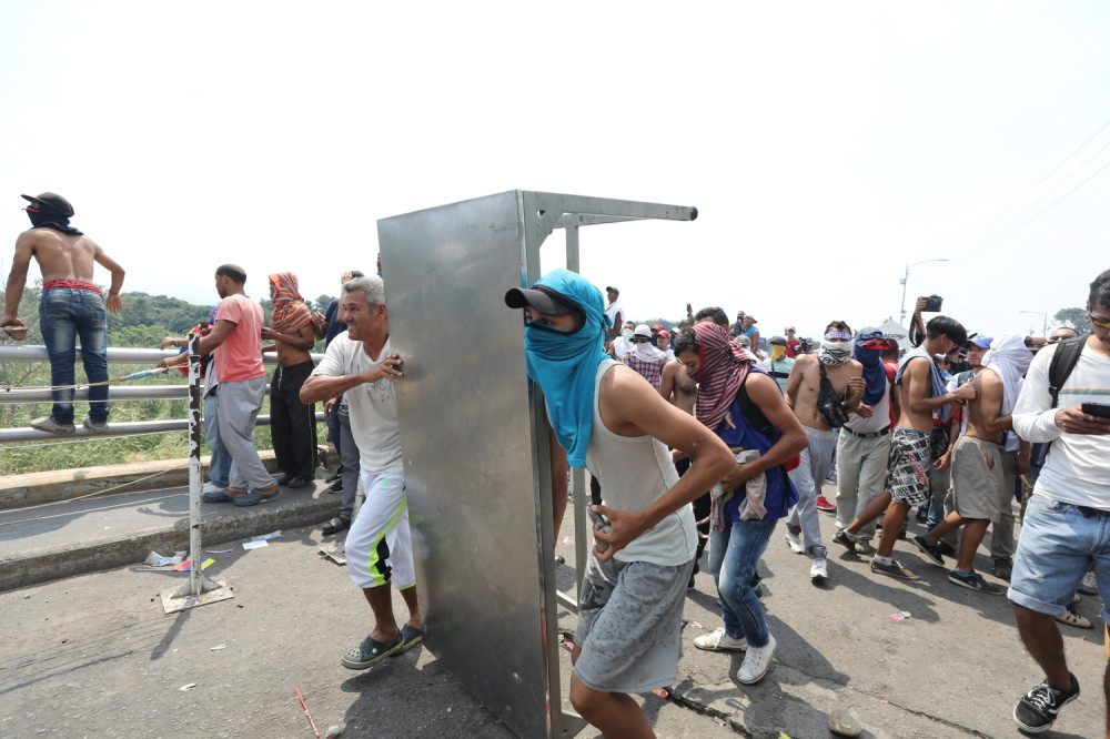 Maduro prekinuo diplomatske odnose sa Kolumbijom! BROJE SE MRTVI na granici sa Brazilom! (FOTO+VIDEO)