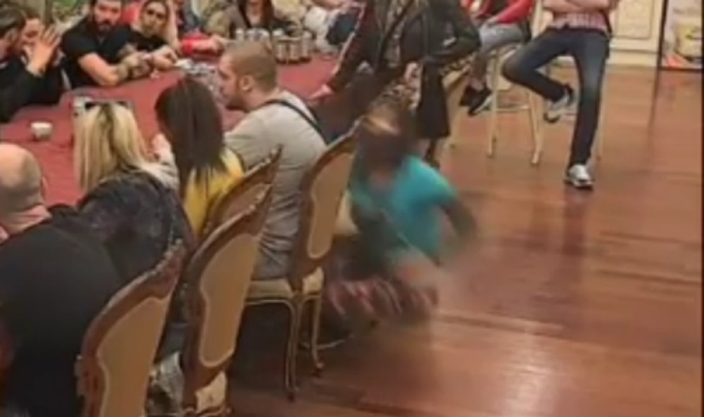 Evo kako se učesnica "Parova" skandalozno onesvestila i završila u Hitnoj! Vrisak i jauci se orili vilom! (UZNEMIRUJUĆI VIDEO)