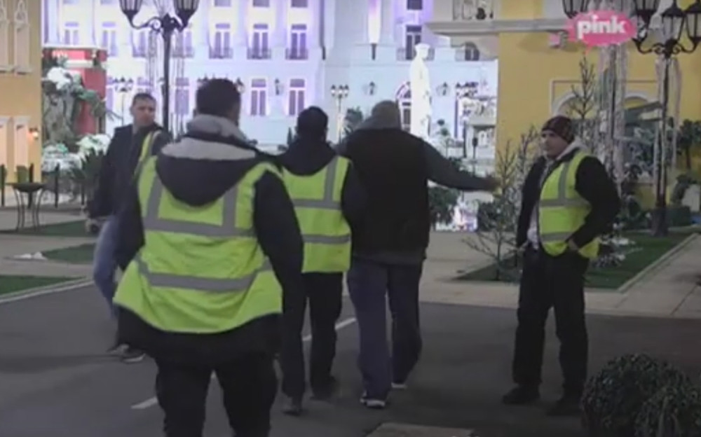 Napušta Zadrugu! Psovao produkciju, tražio da potpiše PAPIRE! Sve je izmaklo kontroli