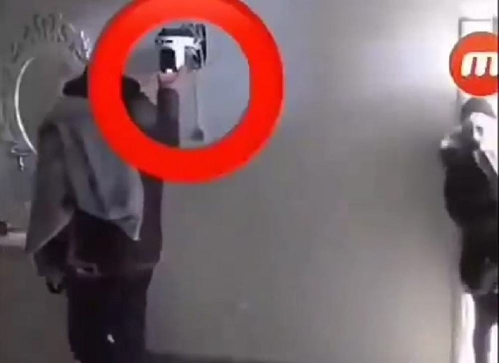 Miki uhvaćen kako OKREĆE KAMERE da bi sa Suzanom razmenjivao nežnosti i prolazi BEZ KAZNE! (VIDEO)