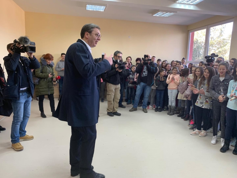 Predsednik ispričao kako mu je likovno bio omiljeni predmet, ali kad je crtao konja radio je jednu urnebesnu stvar! (FOTO)