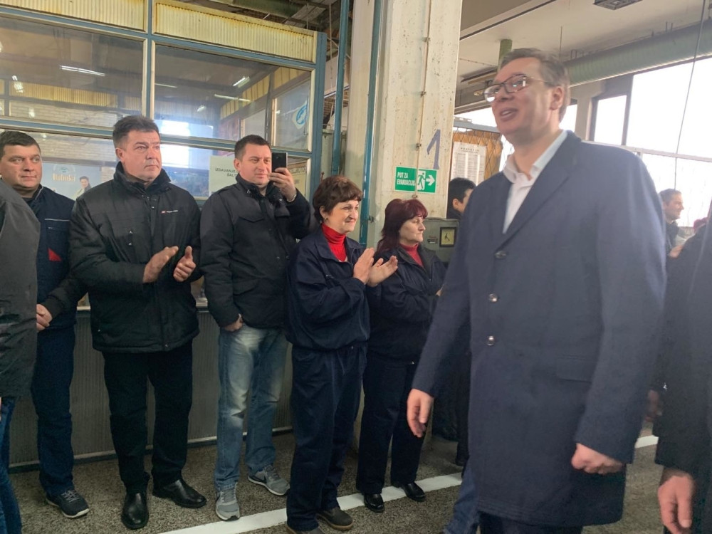 Predsednik se pojavio u fabrici u Trsteniku, pa jednim potezom radnike NASMEJAO DO SUZA! (FOTO)