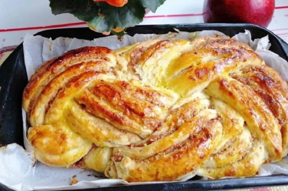 Pletenica kolač: Najmekše testo punjeno džemom i orasima! (RECEPT)