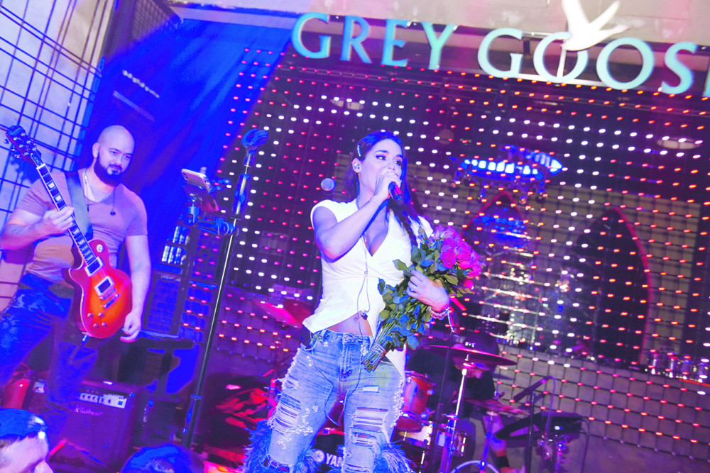 Atraktivna pevačica na ivici suza pred svojom publikom, ZANEMELA U MOMENTU!