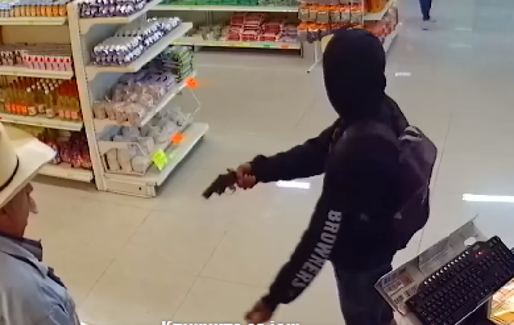 Lopov sa pištoljem OJADIO slot klub