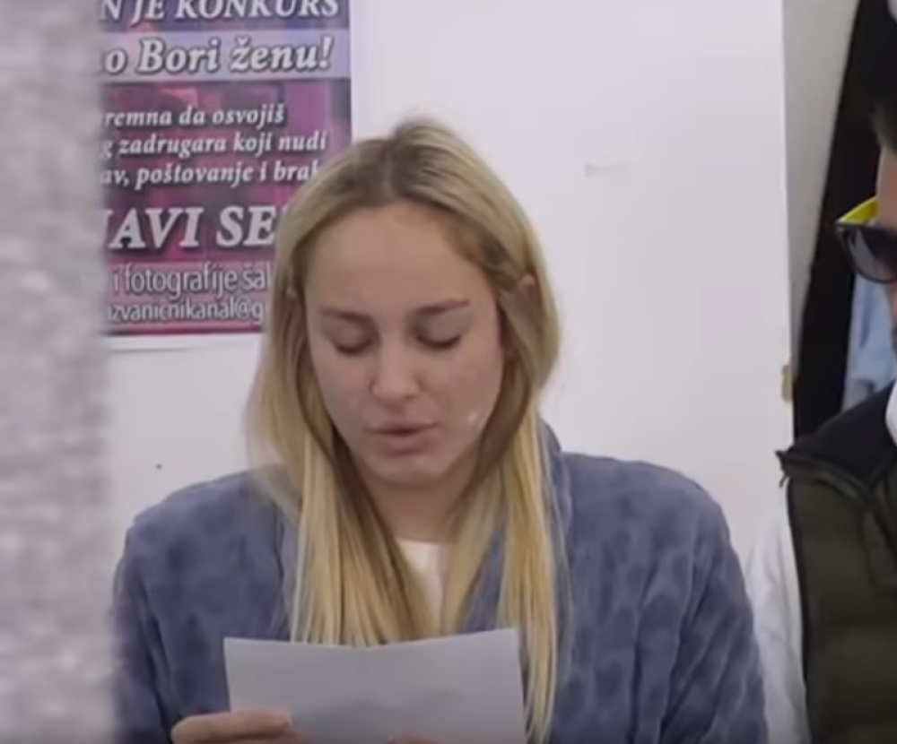 Luna uhvaćena kako koristi mobilni telefon! Biće DISKVALIFIKOVANA?!(FOTO)