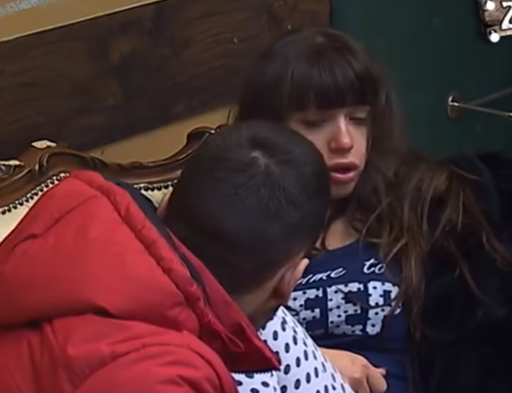 Treslo se čitavo imanje: "Ti si jedan neviđeni dripac, majmun i ološ!" (VIDEO)