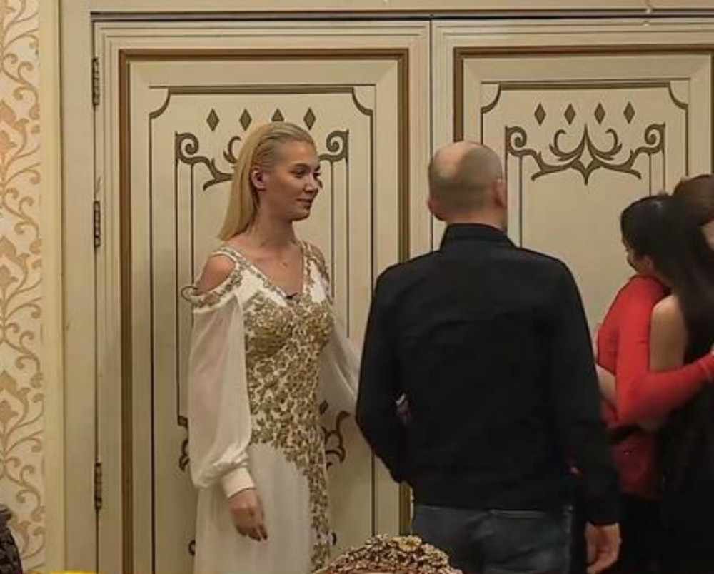 Ušla bivša učesnica "Parova", spremna je da pomrsi konce! Kada ju je on ugledao, odmah mu je pozlilo! (FOTO)