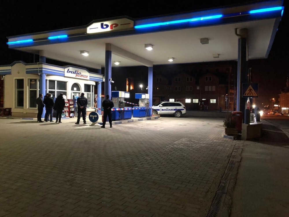 Lopovi opljačkali benzinsku pumpu, otvorili vatru pa pobegli, potera u toku! (FOTO)
