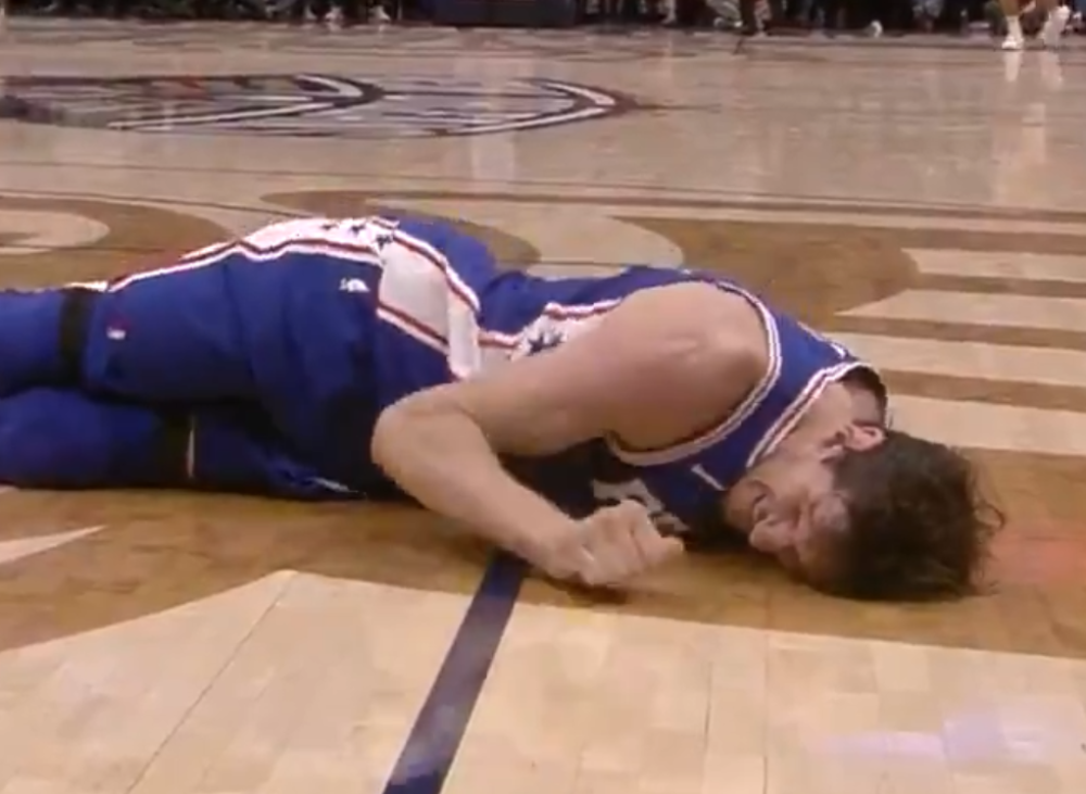 Grčio se od bolova i PESNICAMA UDARAO PARKET! Oglasila se Filadelfija, evo kako je Bobi Marjanović posle JEZIVE POVREDE! (VIDEO)