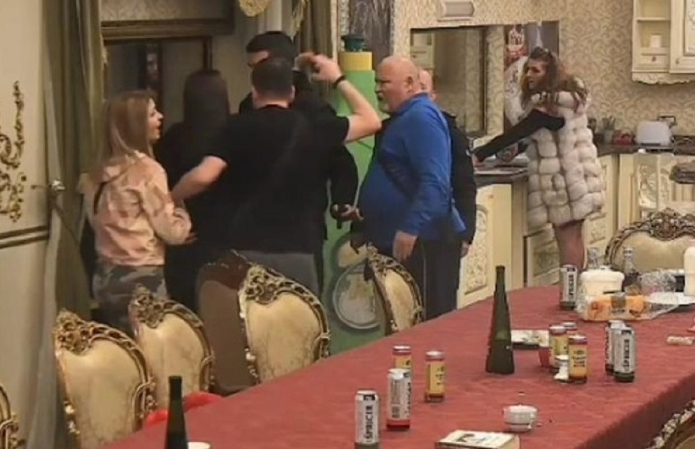 Parovi maltretiraju trudnu Coku! Sramotne reči, obezbeđenje sprečilo fizički napad! (VIDEO)