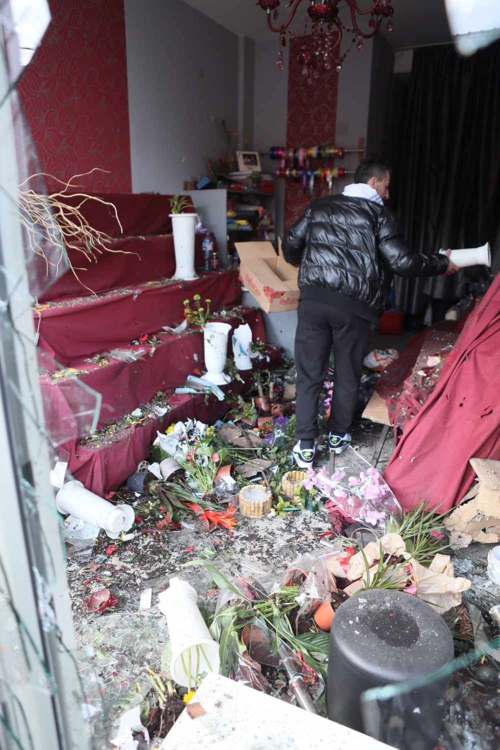 Ovako izgleda cvećara u Leštanima nakon što je na nju bačena BOMBA! (FOTO)