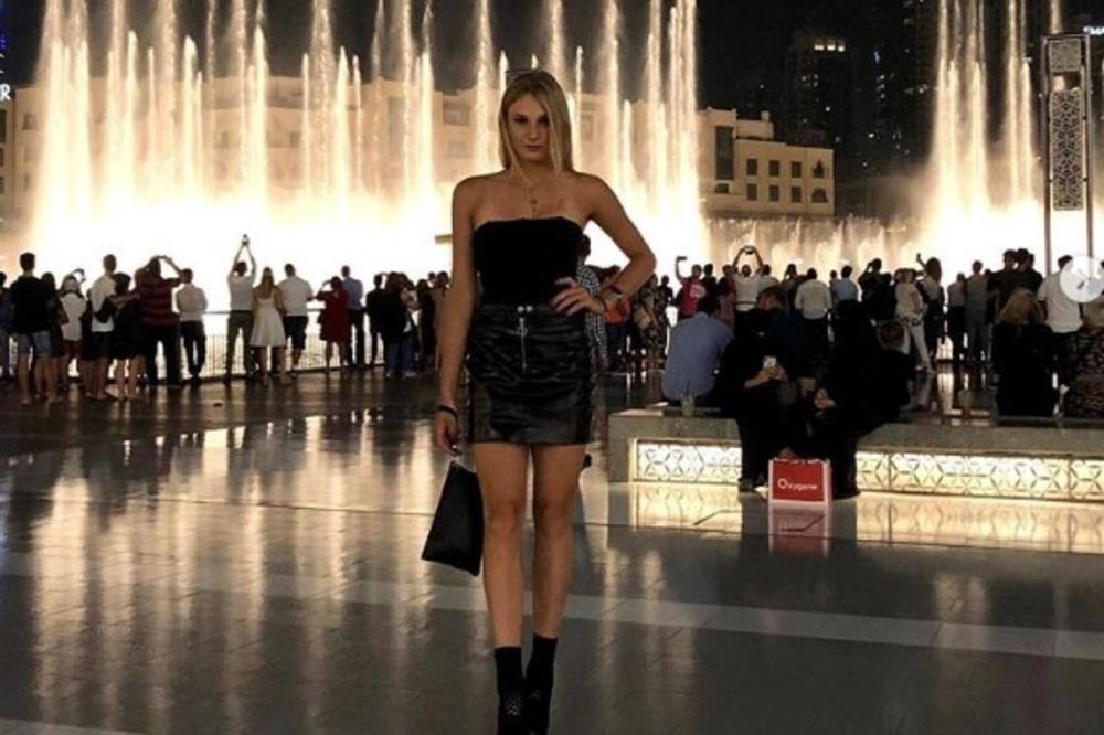 Bušar će uskoro svi zaboraviti! Dajana je NAJSEKSI TENISERKA! Šta to radi sa rukama MEĐU NOGAMA i izbačenim jezikom! (VIDEO)