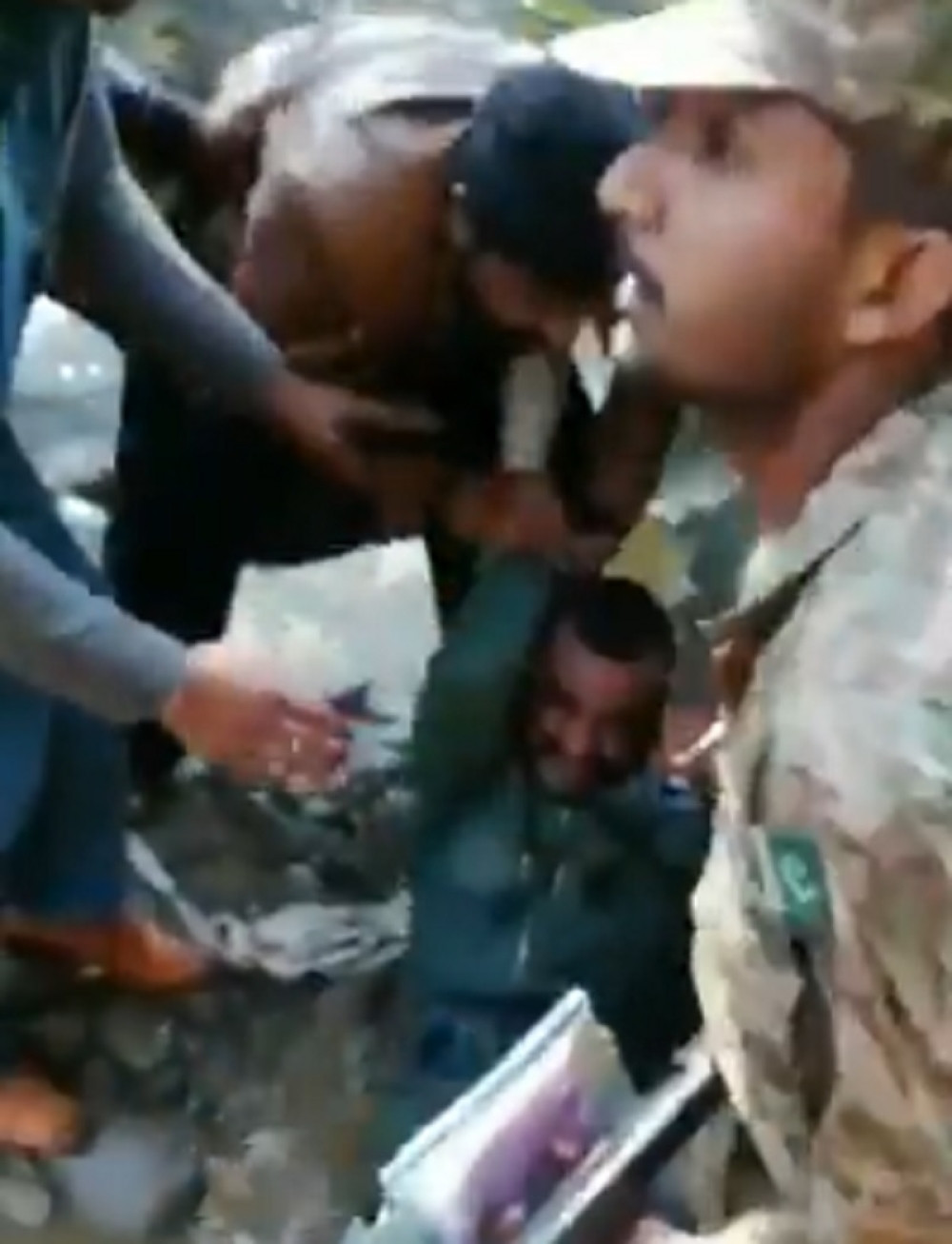 Pao šaka Pakistancima, umalo ga rastrgli! Pamtiće ovaj dan dok je živ (UZNEMIRUJUĆ VIDEO)