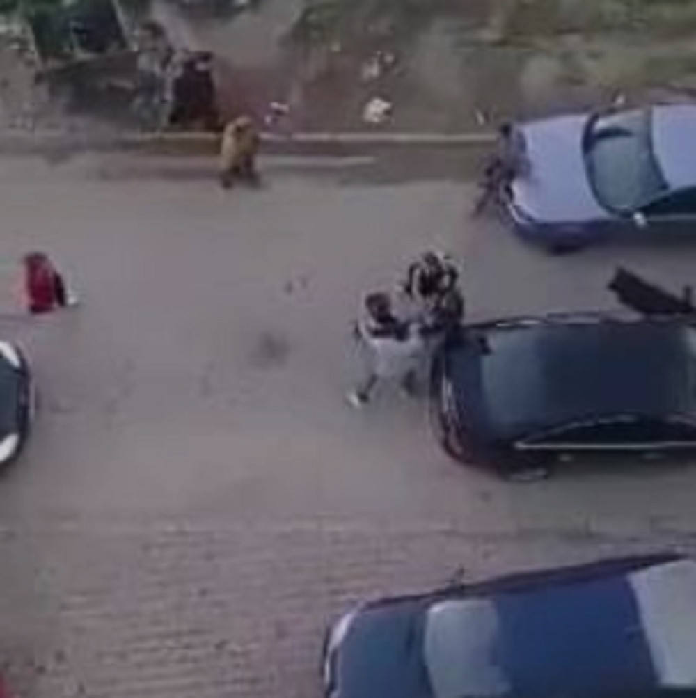 Dva vozača napravila zastoj, pa se "počastila pesnicama"... Umešali se i drugi učesnici u saobraćaju, nastao OPŠTI METEŽ! (VIDEO)