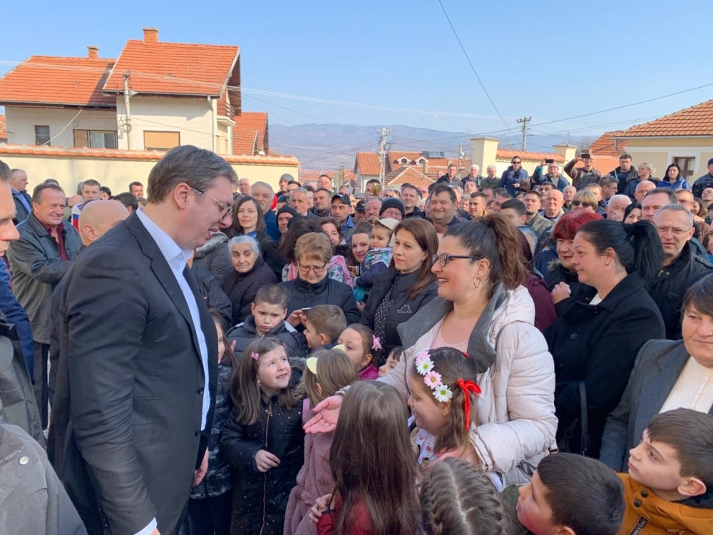 Radnice morale da stanu da vide šta to radi Vučić, a onda se potpisao na neobičnom materijalu