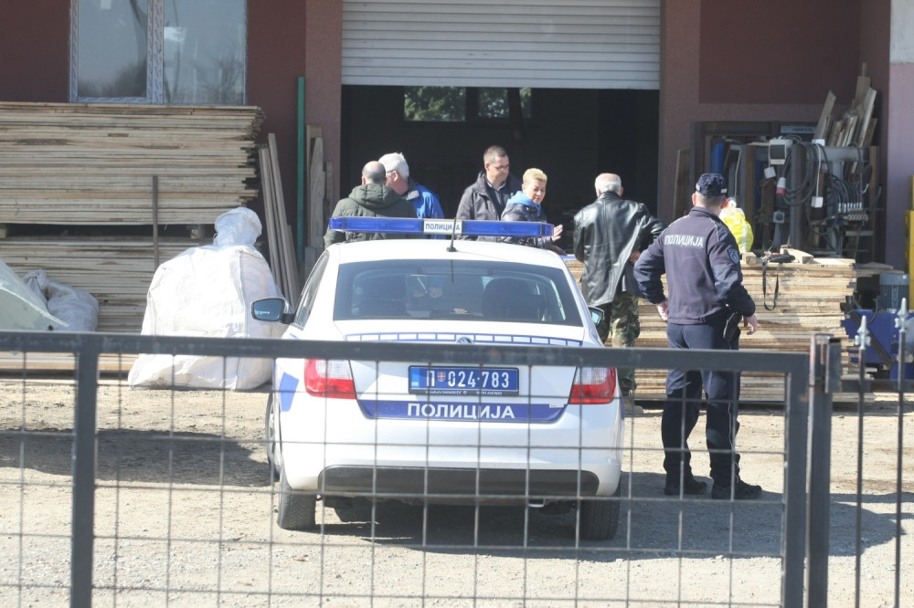 Svekar motkom napao snaju u bašti, sin sprečio oca da mu ubije ženu