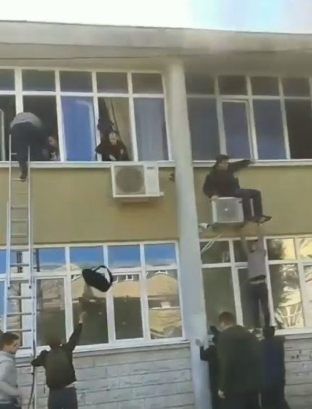 Izbio požar za vreme nastave, deca iskakala KROZ PROZORE, izgoreo "jugo"! (FOTO)