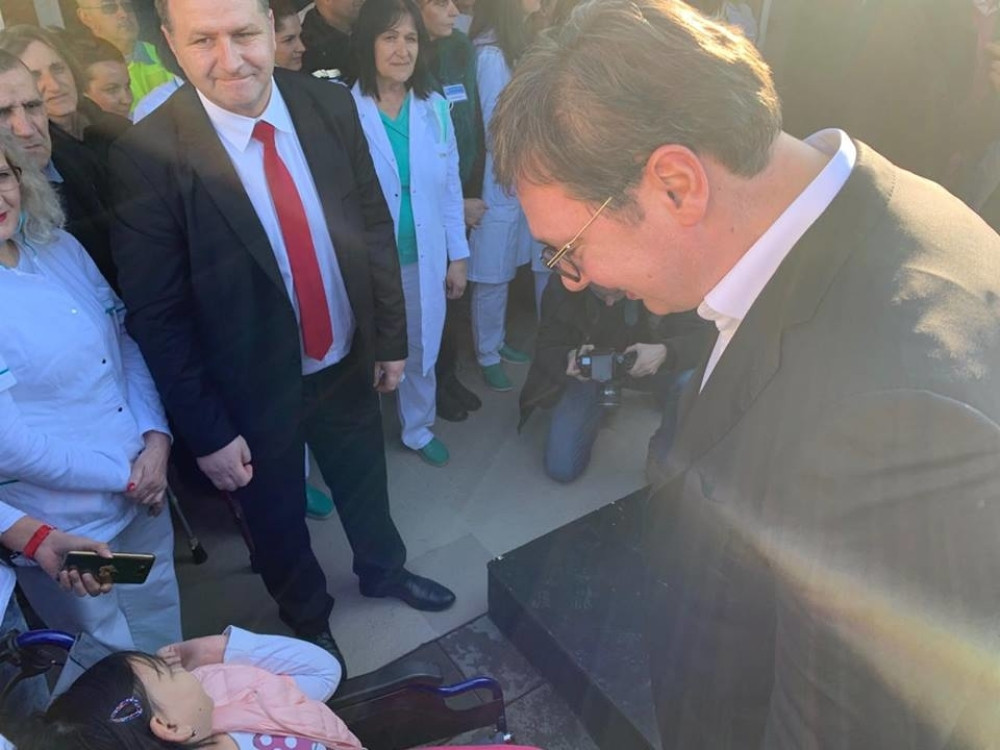 Reka ljudi preplavila jug Srbije, predsednik je u masi ugledao devojčicu koja nije mogla da hoda, sve je stalo! (FOTO)