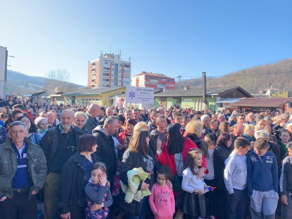 Predsednika Vučića u Medveđi dočekale pune ulice ljudi, a najveću pažnji privukli su OVI SLATKIŠI (FOTO)