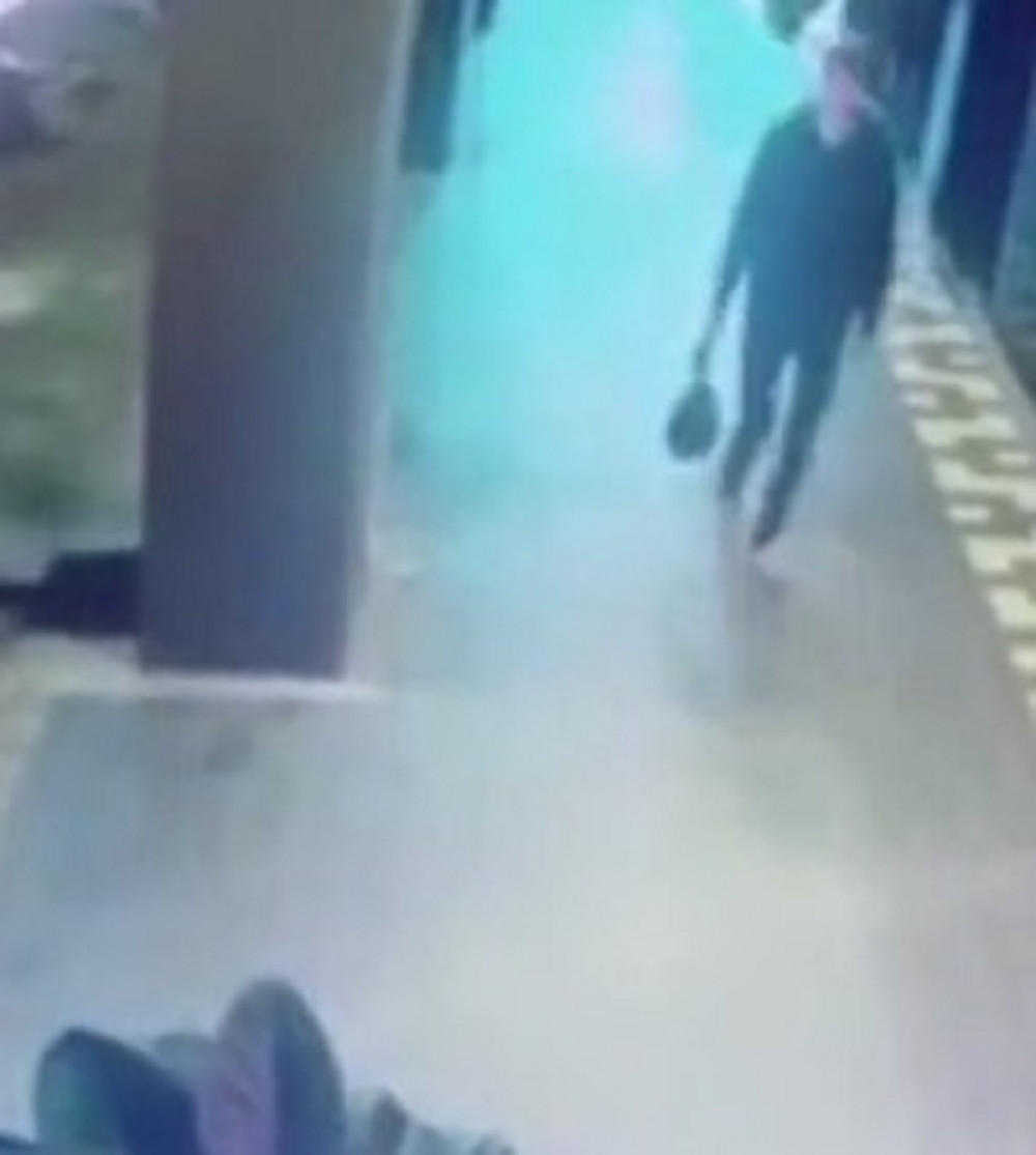 Otac mrtvu bebu nosio u kesi za đubre, pa je bacio u kontejner! Sakupljač smeća se tresao kad je praznio kantu (VIDEO)