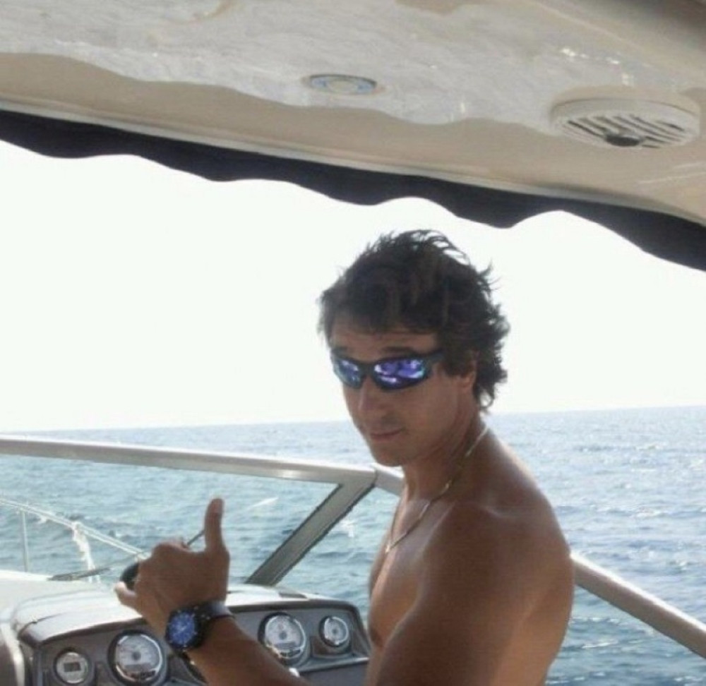 Jeremićev potrčko živi na visokoj nozi... BRZA KOLA, STANOVI, PUTOVANJA! (FOTO)