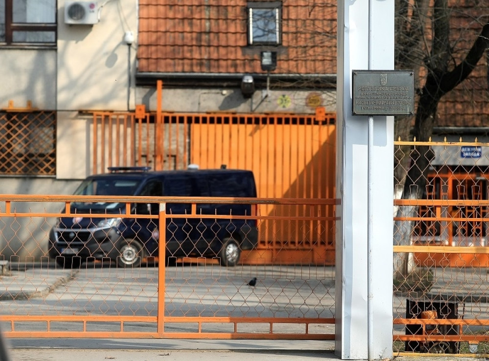 Uzeo je kuhinjski nož i 17 puta izbo rođenu sestru (4) na spavanju, a onda je usledila neobjašnjiva reakcija njegove majke!